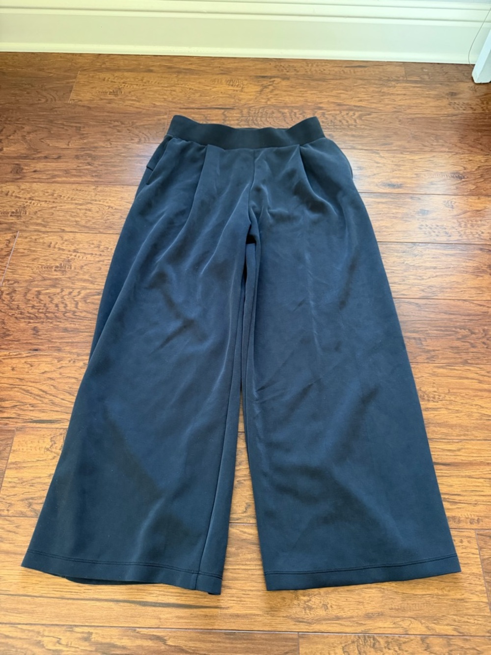 Wide-Leg Pull-On Pants in Black